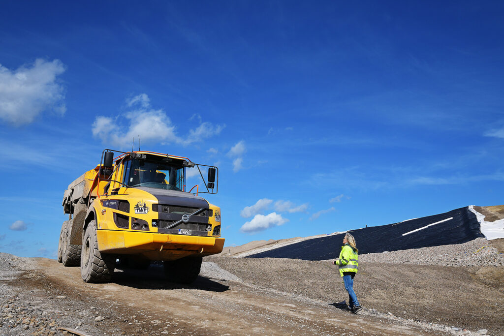 En stor liftdumper på en deponi